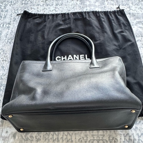 CHANEL Black Leather Medium Executive Cerf Tote - New Pristine Condition - Picture 5 of 14
